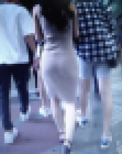 スタイル抜群の美人ギャルがＴライン出たピタピタワンピ着てみんなに見られまくりながら歩いてるよ　サンプル画像3