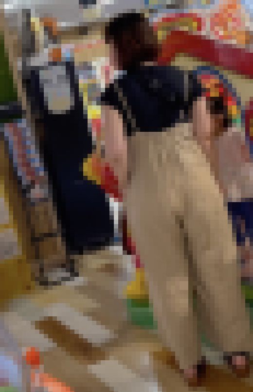 【30代のママ尻】白ムチママの座りケツのぞき　ダンナとのSEXでもそんなふうにケツを突き出してるんですかw【4K】　サンプル画像1