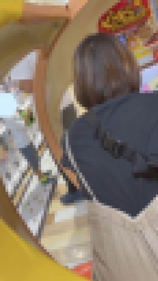 【30代のママ尻】白ムチママの座りケツのぞき　ダンナとのSEXでもそんなふうにケツを突き出してるんですかw【4K】　サンプル画像3