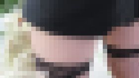 都会から離れたバス停で見つけた色白網タイツ女子の太もも＆生パンを視察(4K)　サンプル画像1
