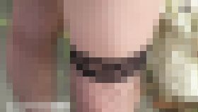 都会から離れたバス停で見つけた色白網タイツ女子の太もも＆生パンを視察(4K)　サンプル画像2