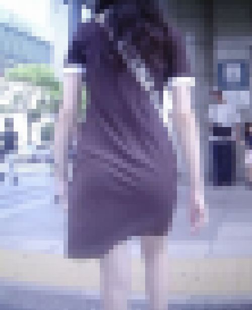 スタイル抜群美女のペラペラワンピの中で生き物のようにウネウネ動く美尻がすごくエッチ サンプル画像1