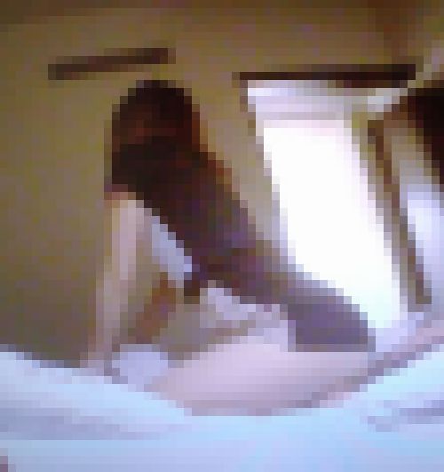 健全エステ美女【17】スタイル抜群の超美人セラピストのエステ服の丈が短くてうつ伏せ中にパンチラ連発していたみたいです　サンプル画像1