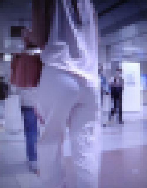 お姉さん系の清楚美女が肌感触が良さそうな超薄いペラペラピタパンでお尻をムニュムニュさせて歩いてるよ　サンプル画像1