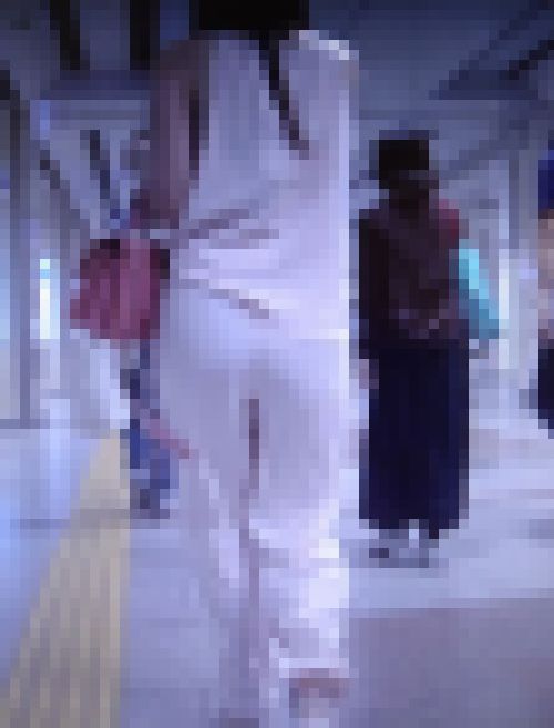 お姉さん系の清楚美女が肌感触が良さそうな超薄いペラペラピタパンでお尻をムニュムニュさせて歩いてるよ　サンプル画像2