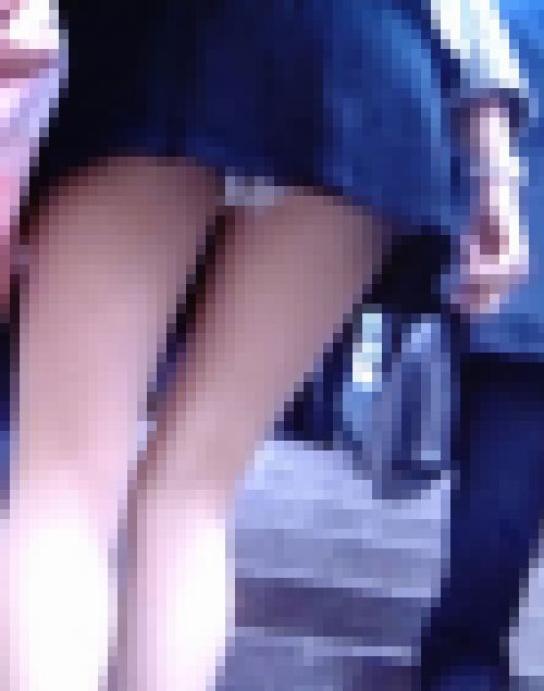 美脚でスタイル抜群ギャルの純白パンティー サンプル画像2