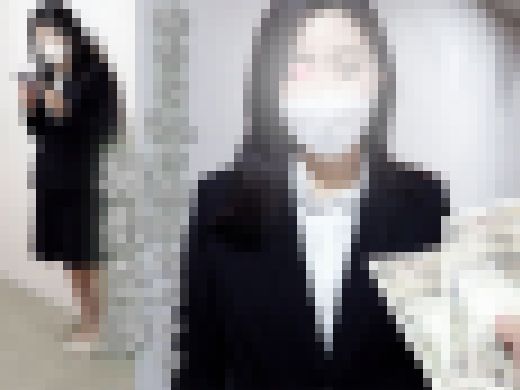 「触るな!キモチわるぃ!!」無礼な態度のOLに懇願しパンツ買取【交渉痴漢】 サンプル画像1
