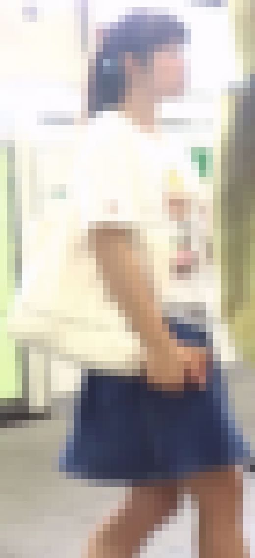 [★新作][★顔出し]パンチラ盗撮 女子大生 開脚したピンクパンツに超接近 スカートの裾の隙間からカメラを入れ込み　サンプル画像1