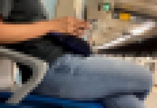 ベンチに座るむっちむちのデニムジーンズ美脚奥様【街中風景010】　サンプル画像1