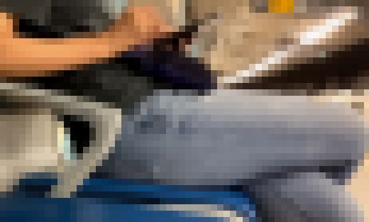 ベンチに座るむっちむちのデニムジーンズ美脚奥様【街中風景010】　サンプル画像2