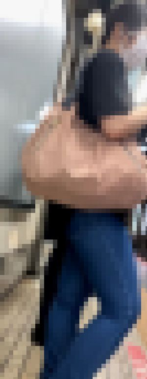 ぴちぴちスキニーデニムを履いた端正な顔立ちのお姉さま【街中風景011】　サンプル画像1