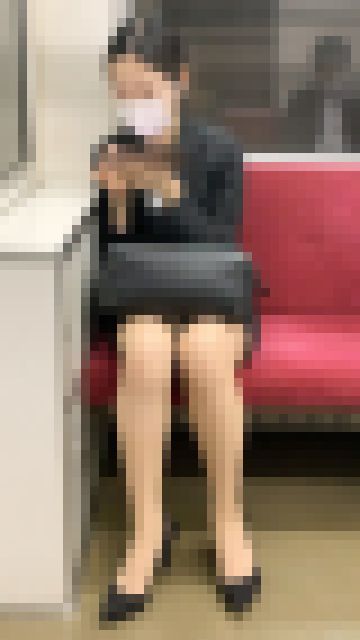 短いスカートから国宝級の美脚を見せてくれたエロすぎる美人OLさん（其の十）　サンプル画像1