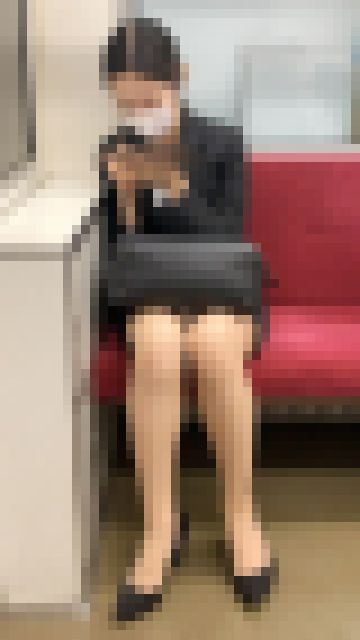 短いスカートから国宝級の美脚を見せてくれたエロすぎる美人OLさん（其の十）　サンプル画像2