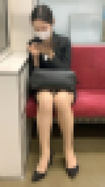 短いスカートから国宝級の美脚を見せてくれたエロすぎる美人OLさん（其の十）　サンプル画像3