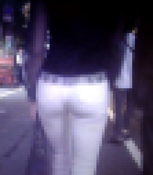 夜の繁華街を歩く白の高級ピタパンを履いた美女のお尻がエロい サンプル画像2