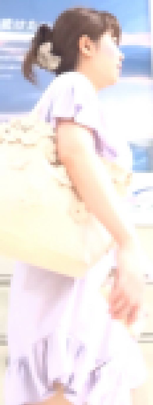 [★新作][★顔出し]パンチラ盗撮 OLさん 赤パンツを無理やり撮影　サンプル画像1