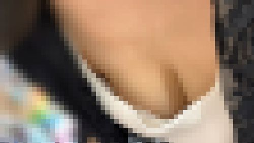 まりな【胸チラ動画】巨乳ママさんの一瞬Bチラ サンプル画像2