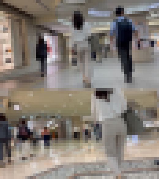 清楚な新人OLが隠しきれないプリ尻を強調しながら先輩男性と同行営業　サンプル画像1