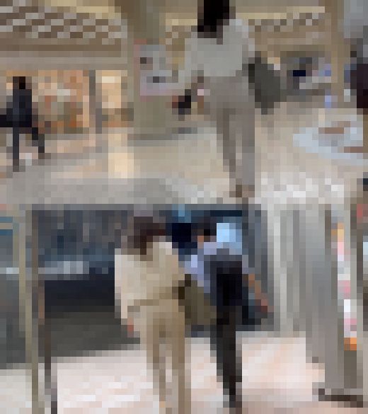 清楚な新人OLが隠しきれないプリ尻を強調しながら先輩男性と同行営業　サンプル画像2