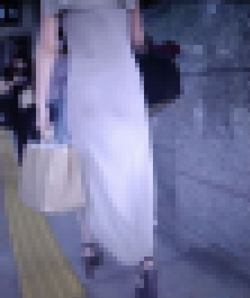 最高級ハイスペック美女が薄いペラペラピタワンピ着て黒のＴバック透かして歩いてるよ　サンプル画像2