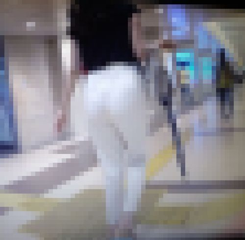 国宝級の桃美巨尻美人OLがピタパンをパンパンにして歩いてるよ サンプル画像2