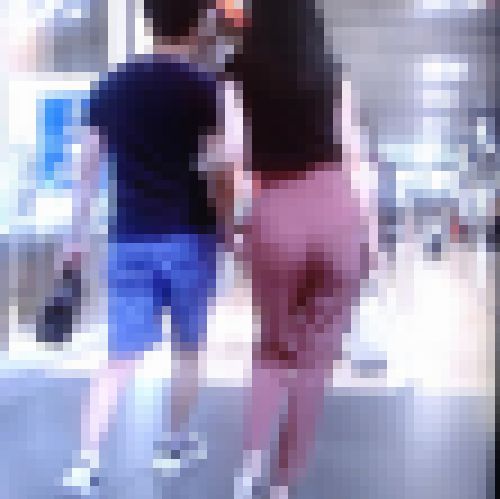 ハイウエストピタパンが似合うプリ巨尻美女がエロ尻フリまくって歩いてるよ サンプル画像1
