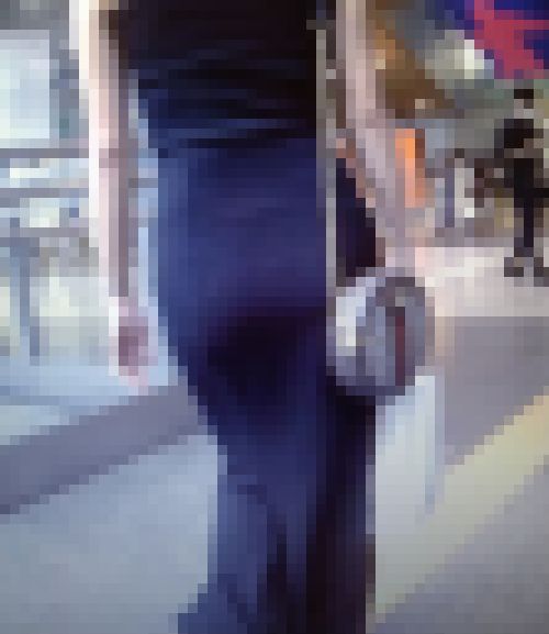 上質なドレスピタワンピが似合う高級感溢れる美女が大きな美尻を強調させて歩いてるよ　サンプル画像2
