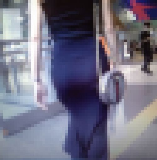 上質なドレスピタワンピが似合う高級感溢れる美女が大きな美尻を強調させて歩いてるよ　サンプル画像3