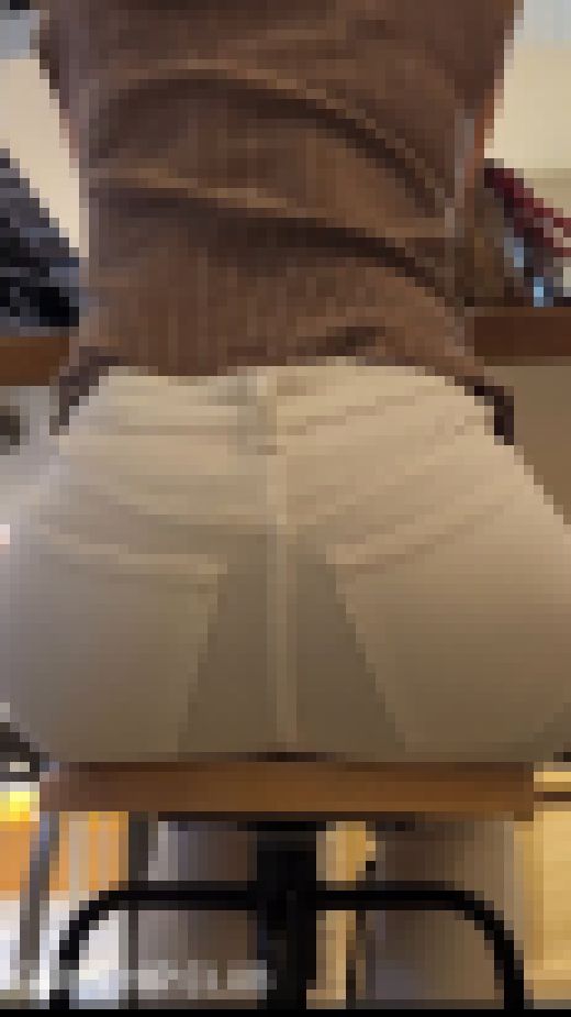 【白スキニーデニム】うっすら透けパンしてる巨尻美女(座り)　サンプル画像2