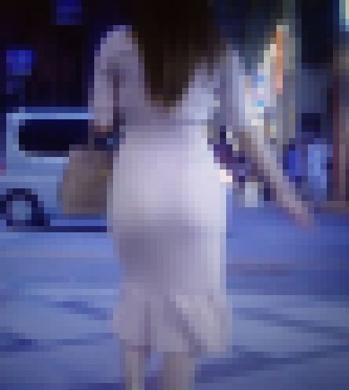 超デカ尻ピタワンピセクシー美女がうねりながら歩いてるよ　サンプル画像3