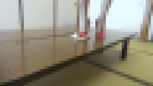 テーブルの上でケーキ踏み潰し　サンプル画像1