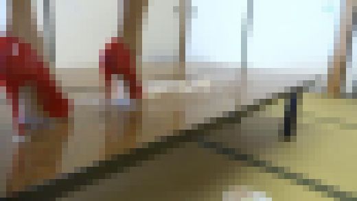 テーブルの上でケーキ踏み潰し　サンプル画像2