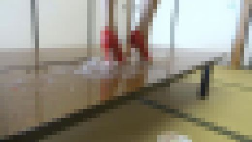 テーブルの上でケーキ踏み潰し　サンプル画像3