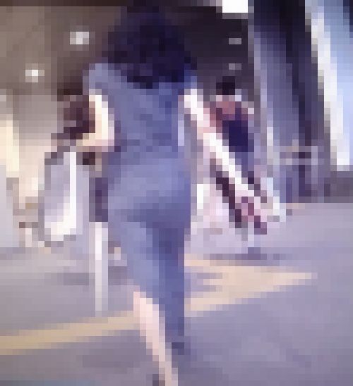 正統派セクシー美女が布生地ピタピタワンピ着て美巨尻をプリつかせて歩いてるよ　サンプル画像3