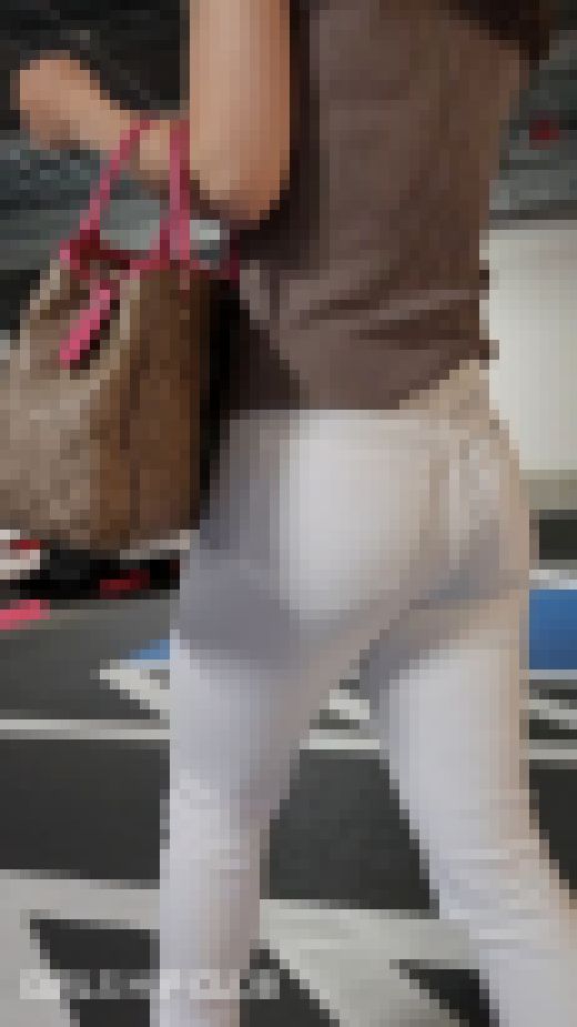 【白スキニーデニム】うっすら透けパンしてる巨尻美女(お買い物) サンプル画像3