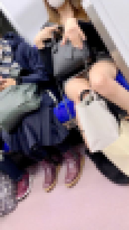 【パンチラ永久保存版】生脚の奥には純白▽ サンプル画像1