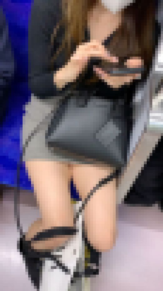 【パンチラ永久保存版】生脚の奥には純白▽ サンプル画像3