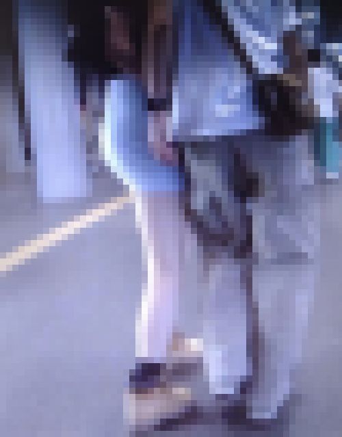 色白美白美人ギャルがピタピタスカート履いてイチャイチャ歩いてるよ サンプル画像2