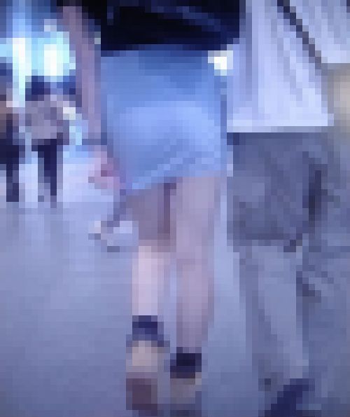 色白美白美人ギャルがピタピタスカート履いてイチャイチャ歩いてるよ サンプル画像3