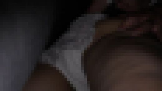 まさに台風の目。真面目そうな巨乳女●高生が9名に囲まれ満員電車のド真ん中で集団痴漢　サンプル画像3