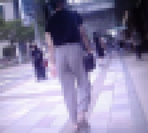 Tバックが尻穴やワレメに食い込みまくってるのがわかるようなペラピタパン履いてギャルが歩いてるよ サンプル画像2