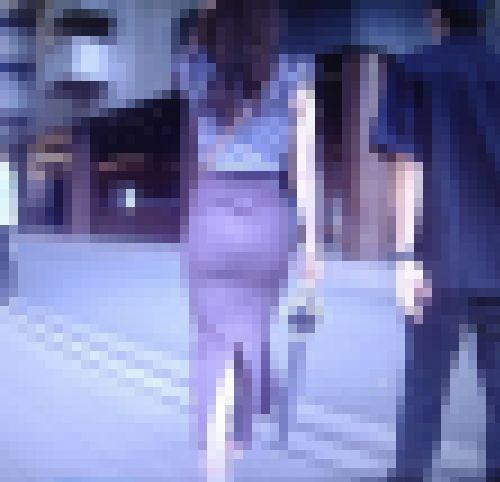 超ハイクラスギャル系美女がピタピタスカート履いて美桃尻を強調して歩いてるよ サンプル画像1