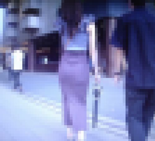 超ハイクラスギャル系美女がピタピタスカート履いて美桃尻を強調して歩いてるよ サンプル画像2