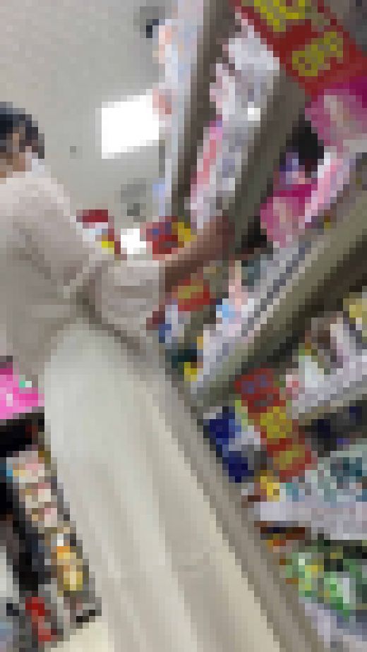 【パンチラ盗撮】前回試着室に仕込んだカメラに引っかかったボーイッシュ系巨乳素人娘を追撮 サンプル画像1