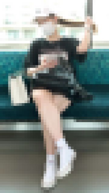 白い美脚がエロいスニーカーが似合う可愛いお姉さん(其の二) サンプル画像1
