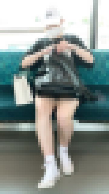 白い美脚がエロいスニーカーが似合う可愛いお姉さん(其の二) サンプル画像2
