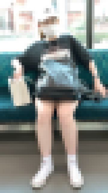 白い美脚がエロいスニーカーが似合う可愛いお姉さん(其の二) サンプル画像3
