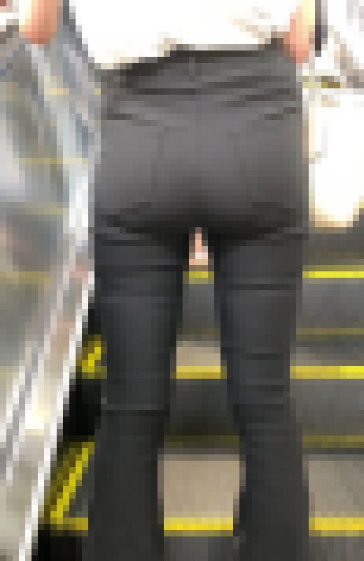 【好評再販SALE】むっちり！スタイル最高の美人女のスキニーワイドパンツの闊歩！それからエスカレーターの肉尻最高！【86】　サンプル画像3
