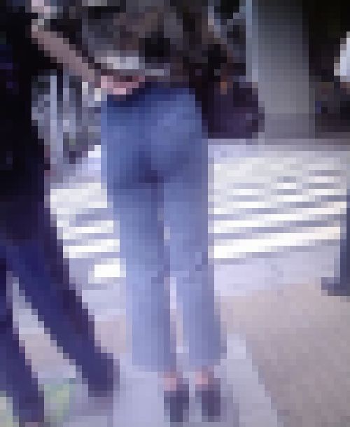 ８頭身の超絶美女がまさかの爆尻という奇跡的アンバランススタイルでピタデニム履いて歩いてるよ　サンプル画像1