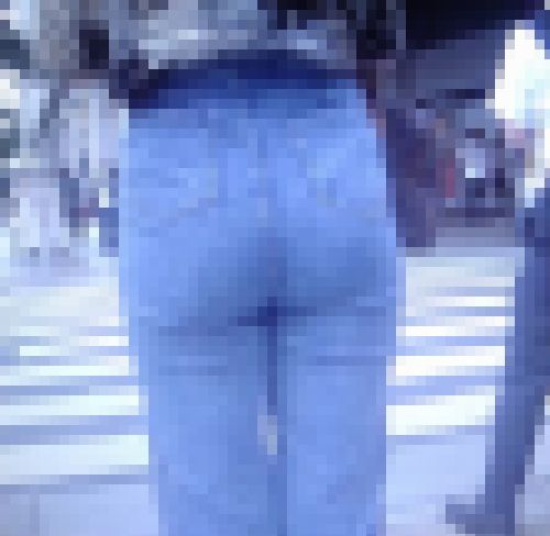 ８頭身の超絶美女がまさかの爆尻という奇跡的アンバランススタイルでピタデニム履いて歩いてるよ　サンプル画像2